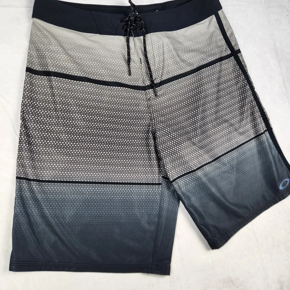 Oakley Board Shorts Mens 33 Gray Black Geometric Swim Trunks‎ Mesh Linerless